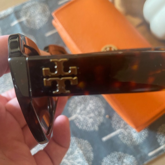 Tory Burch Polarized sunglasses - Picture 3 of 3